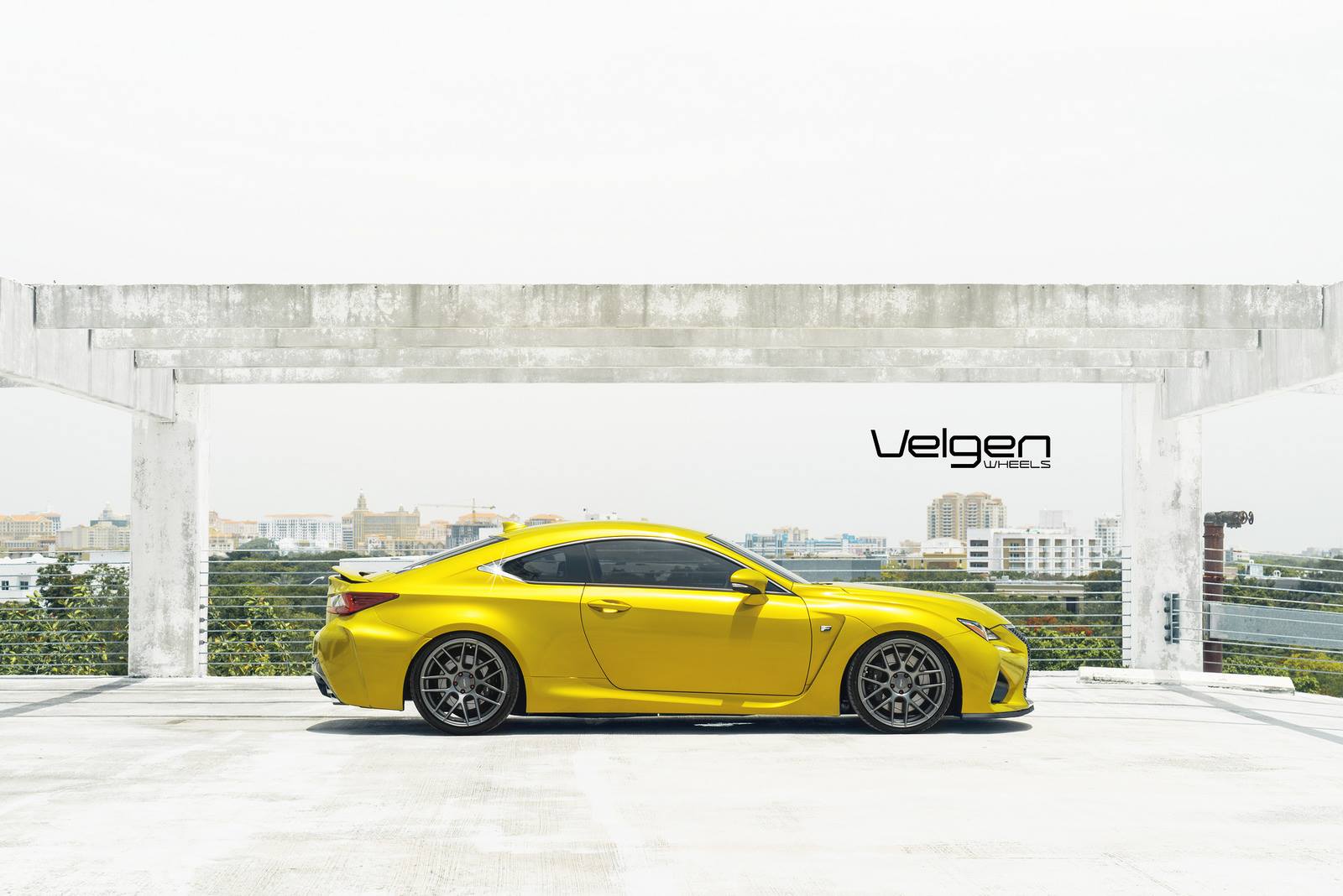 Желтый Lexus RC F на великолепных дисках Velgen